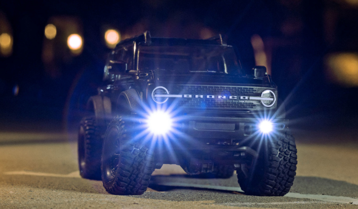 Traxxas TRX-4M Ford Bronco 2021 1:18 so zapnutými svetlami
