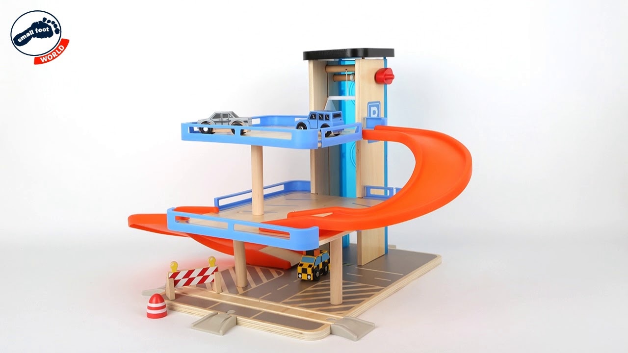 Malá poschodová drevená garáž s výťahom - poškodený obal