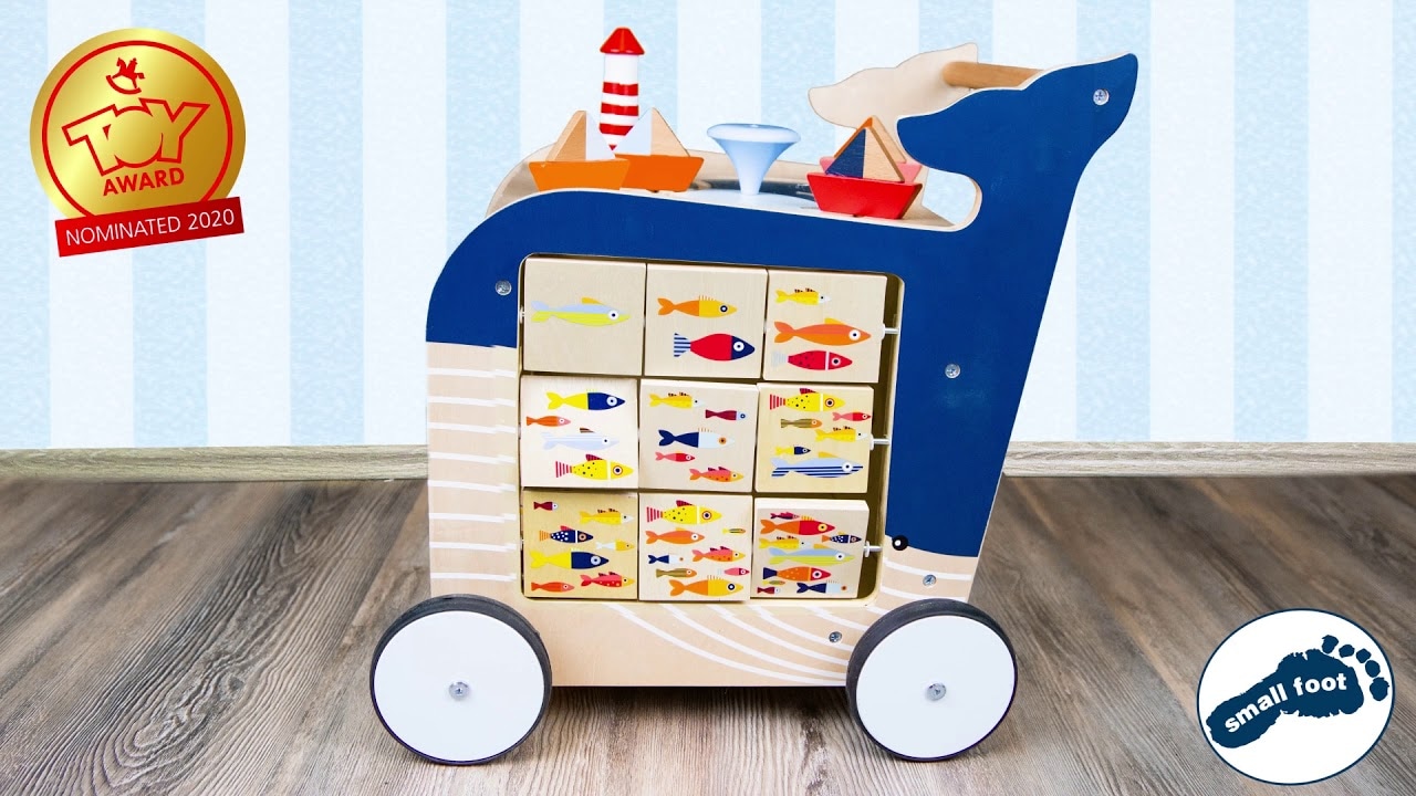 Malý drevený chodec veľryba