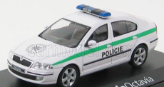 Abrex Škoda Octavia Police 2004 1:43 bielo-zelená