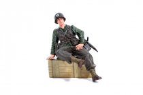 Ručne maľovaná figúrka sediaceho kapitána americkej pechoty z 2. svetovej vojny v mierke 1/16