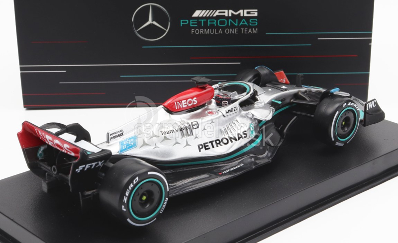 Bburago Mercedes gp F1 W13e Team Mercedes-amg Petronas F1 N 63 Sezóna 2022 George Russel - s prilbou a plastovou vitrínou 1:43 Strieborno-zelená