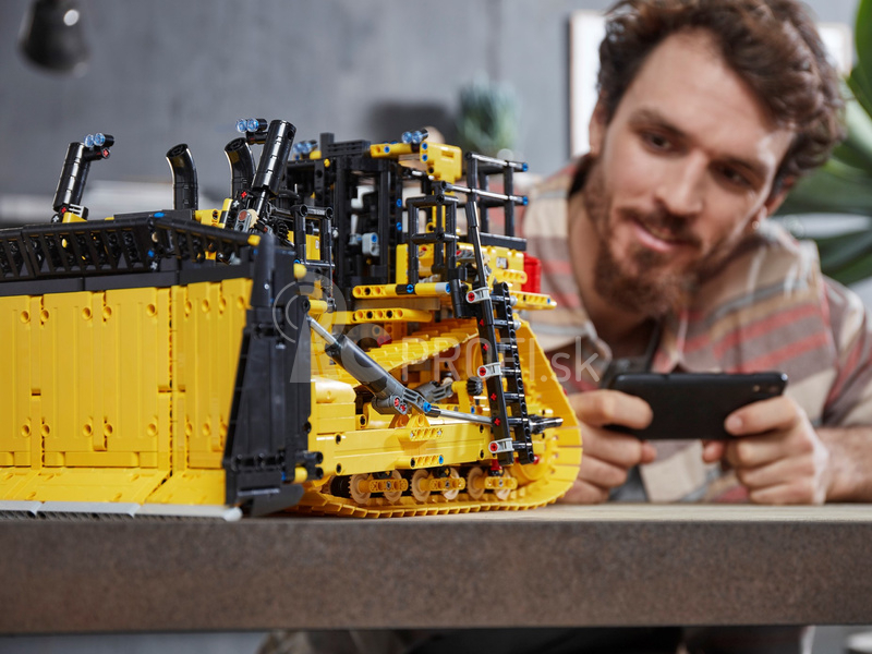 LEGO Technic - buldozér Cat® D11 ovládaný aplikáciou