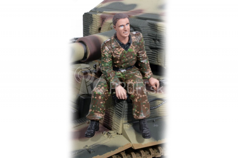 Ručne maľovaná figúrka sediaceho nemeckého radistu tanku z 2. svetovej vojny v mierke 1:16